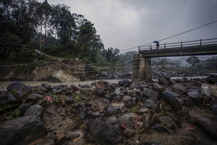 ANTARA FOTO/Yulius Satria Wijaya JEMBATAN TERPUTUS DITERJANG BANJIR BANDANG