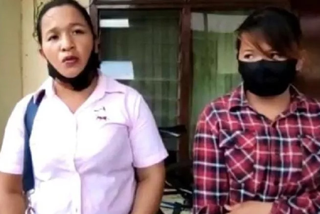 Liti Gea dan anaknya saat membuat laporan. (ist) Liti Gea dan anaknya saat membuat laporan. (ist)