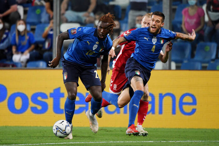 Moise Kean dan Cristiano Biraghi beraksi (REUTERS/Alberto Lingria) Moise Kean dan Cristiano Biraghi beraksi