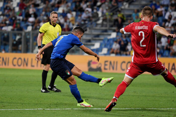 Giacomo Raspadori dari Italia sebelum gol bunuh diri yang dicetak oleh Edgaras Utkus dari Lithuania dan yang kedua dari Italia (REUTERS/Alberto Lingria) Giacomo Raspadori dari Italia sebelum gol bunuh diri yang dicetak oleh Edgaras Utkus dari Lithuania dan yang kedua dari Italia