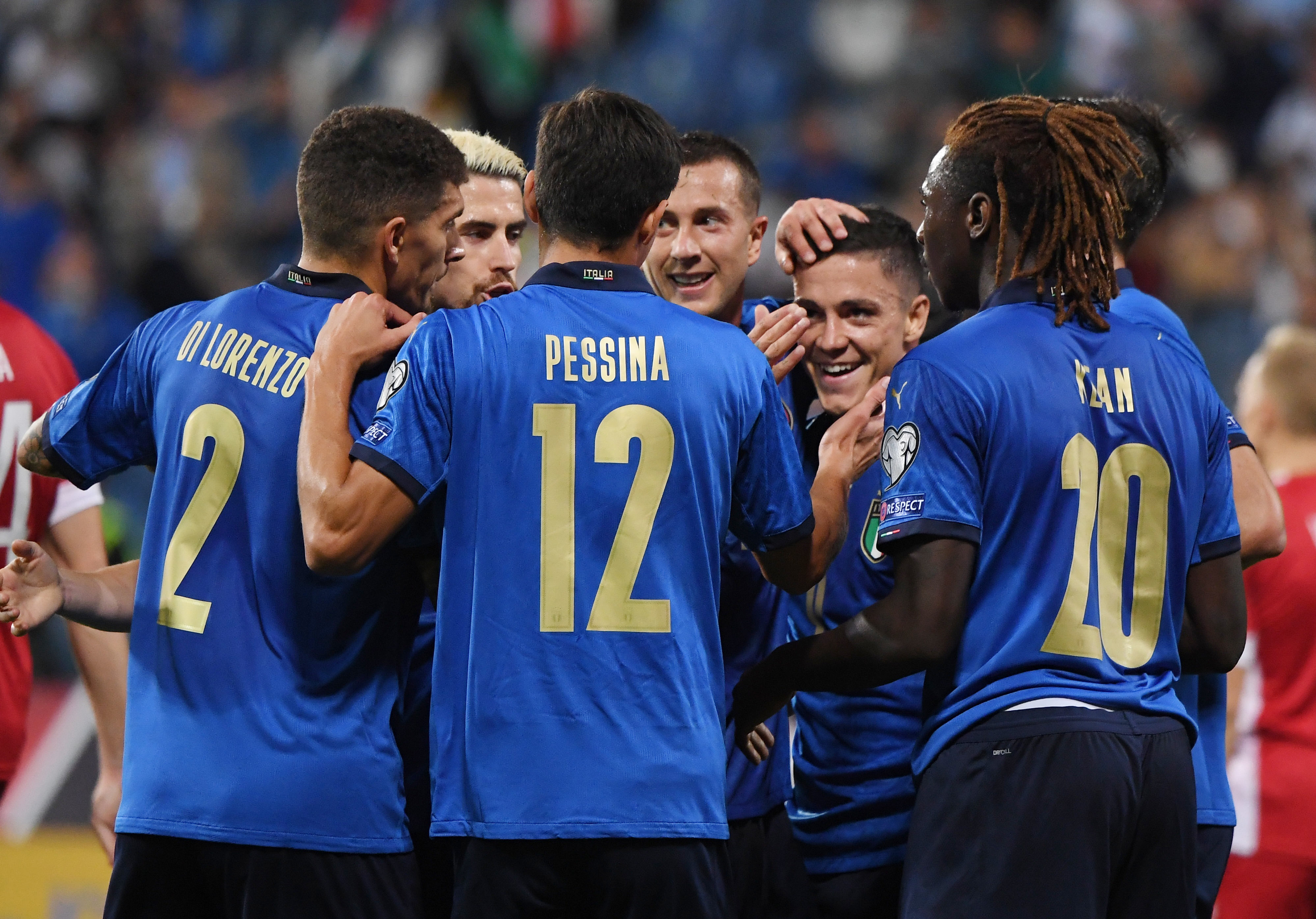 Giacomo Raspadori dari Italia merayakan gol ketiga mereka bersama rekan setimnya (REUTERS/Alberto Lingria) Giacomo Raspadori dari Italia merayakan gol ketiga mereka bersama rekan setimnya