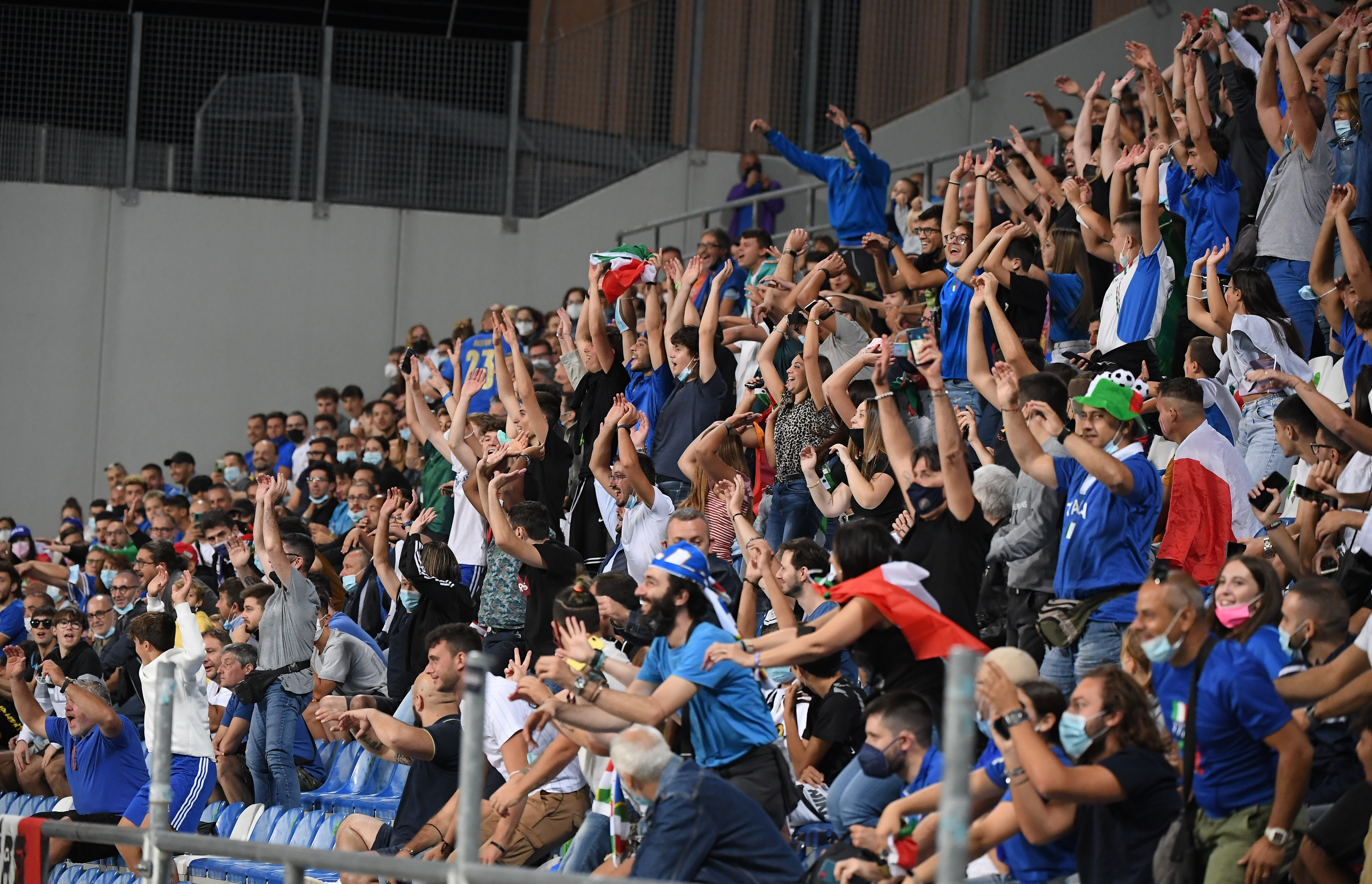 Fans Italia selama pertandingan (REUTERS/Alberto Lingria) Fans Italia selama pertandingan