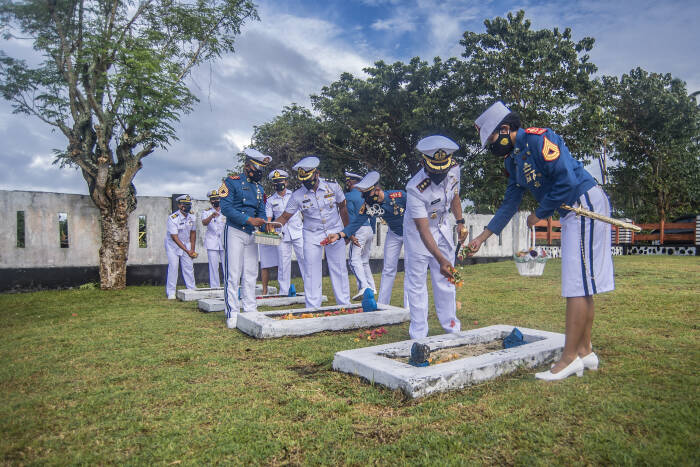 ANTARA FOTO/Muhammad Adimaja ZIARAH TAMAN MAKAM PAHLAWAN JELANG HUT TNI AL