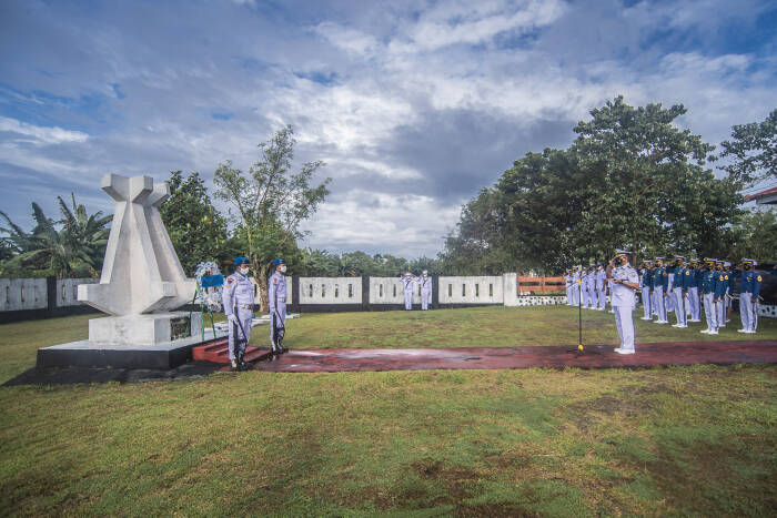 Danlanal Morotai Letkol Laut (P) Norman Faizal (kanan) selaku komandan upacara melakukan penghormatan (ANTARA FOTO/Muhammad Adimaja) Danlanal Morotai Letkol Laut (P) Norman Faizal (kanan) selaku komandan upacara melakukan penghormatan