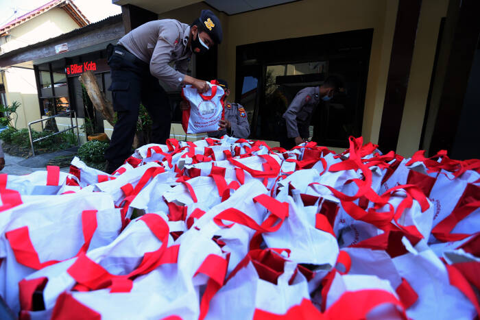 ANTARA FOTO/Irfan Anshori PENYALURAN PAKET BANSOS PRESIDEN DI BLITAR
