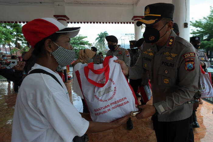 ANTARA FOTO/Irfan Anshori PENYALURAN PAKET BANSOS PRESIDEN DI BLITAR