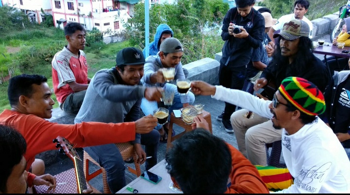 Pengunjung Lagi Menikmagi Kopi Gayo di Coffee Car Pora-Pora Kupie, Kaki Bukit Pantan Terong Bur Belah Paya Tumpi, Kota takengon, Kecamatan Bebesen, Aceh tengah, (foto/akhyar) Takengon