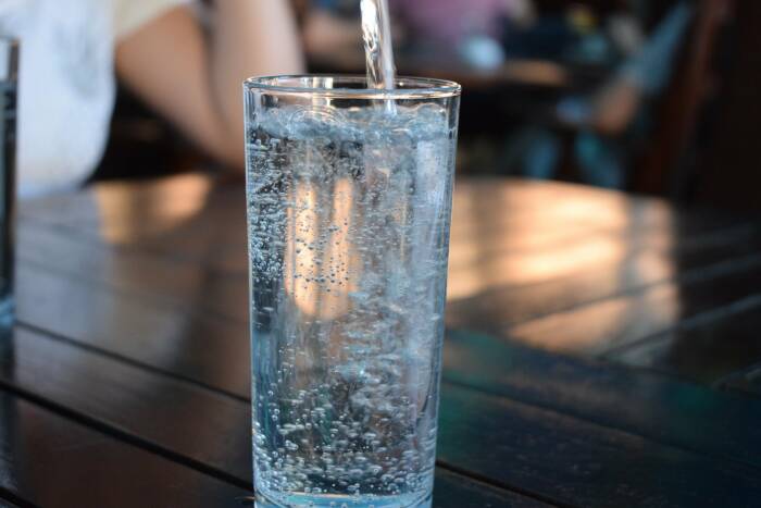Ilustrasi minum air putih (photo/pixabay/ExplorerBob) cara menghilangkan ambeien secara permanen