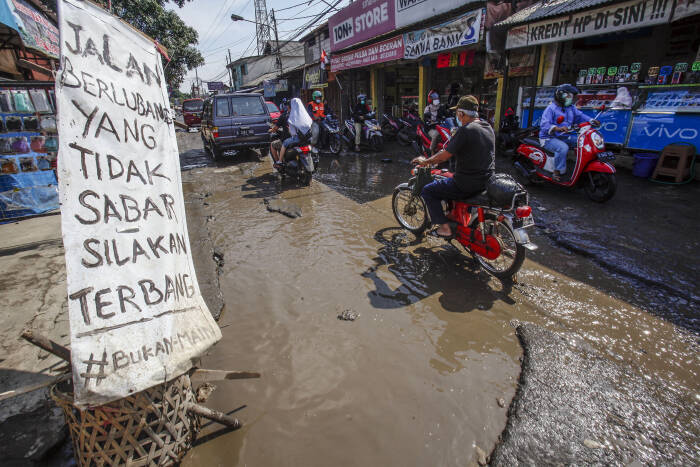 ANTARA FOTO/Yulius Satria Wijaya JALAN RUSAK DI KABUPATEN BOGOR
