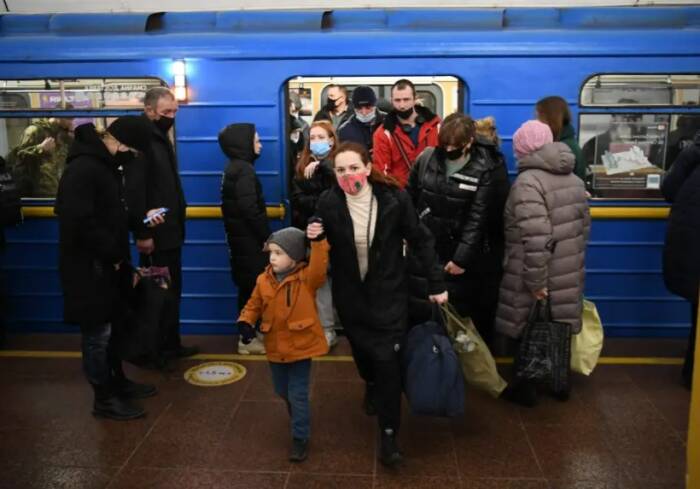 Warga berusaha melarikan diri dari peperangan antara Rusia vs Ukraina. (Sumber/AFP)(