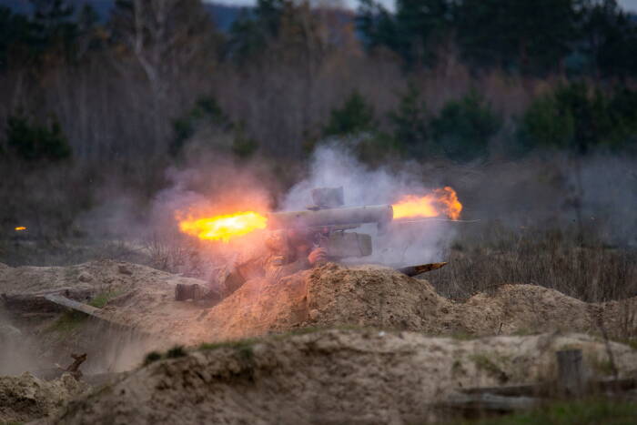 Pasukan Ukraina menembak dengan rudal anti tank. (Foto/Handout via REUTERS) 