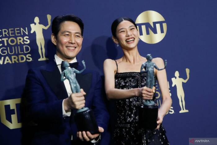 Lee Jung-jae and Jung Ho-yeon berpose di backstage dengan penghargaan yang mereka terima di Screen Actors Guild Awards ke-28 di Santa Monica, California, AS, 27 Februari 2022. REUTERS/Aude Guerrucci 
