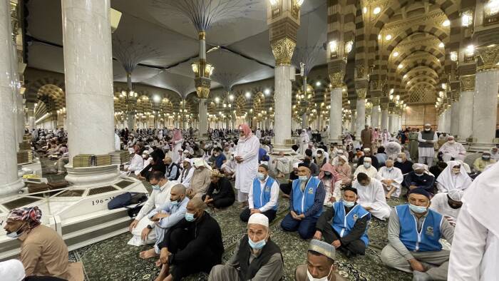 Jemaah bisa salat tanpa jaga jarak (Edi Akbar/IDZ Creators) arab hapus aturan covid 19