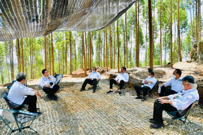 Presiden Jokowi bersama para kabinetnya saat kemping di alam terbuka. (Sekretariat Presiden/Laily Rachev)