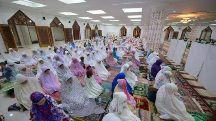 Sholat Tarawih di Masjid 