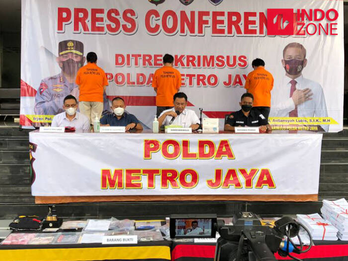 Konferensi pers robot treding Fahrenheit di Mapolda Metro Jaya, Jakarta
