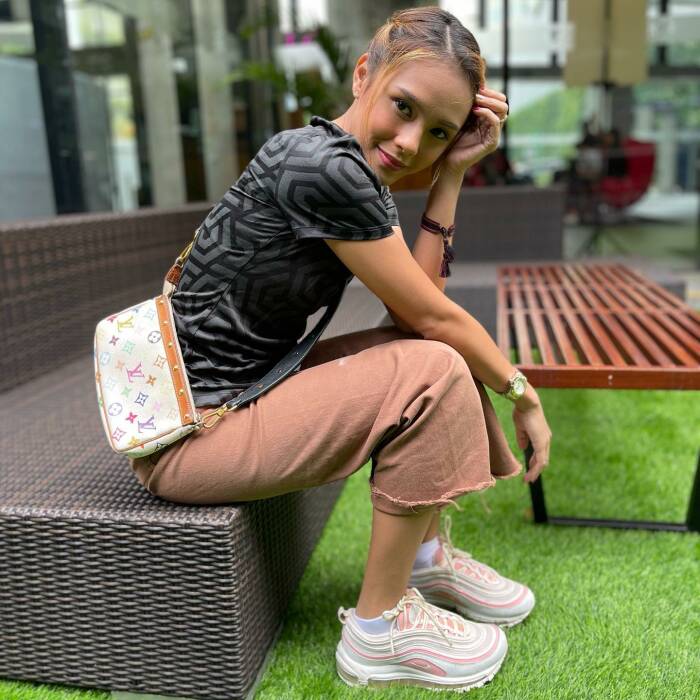 ide outfit ala presenter olahraga angie ang