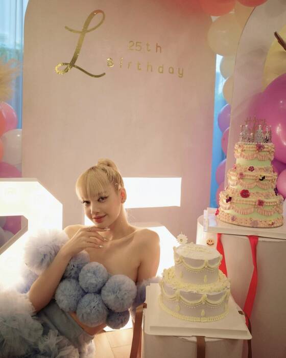 Potret Lisa BLACKPINK di momen ultah ke-25 (Instagram/lalalalisa_m)