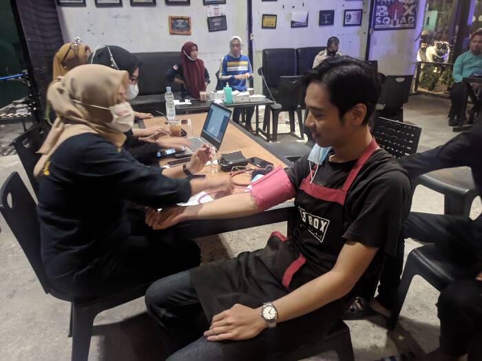 Pemeriksaan tekanan darah sebelum vaksinasi (Asri Mursyid/IDZ Creators) vaksinasi polres parepare