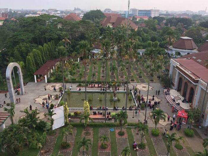 Pemandangan halaman dan kolam Masjid Kampus UGM dari atas menara. (Indozone/Abul Muamar)