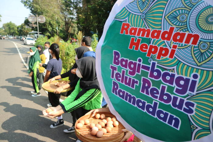 Tradisi bagi-bagi telur rebus di jalan raya (Is Ariyanto/IDZ Creators) sdn kauman 27