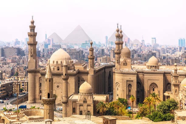 The Mosque-Madrassa of Sultan Hassan and the Pyramids di Kairo, Mesir (Unsplash/Anton Aleksenko)