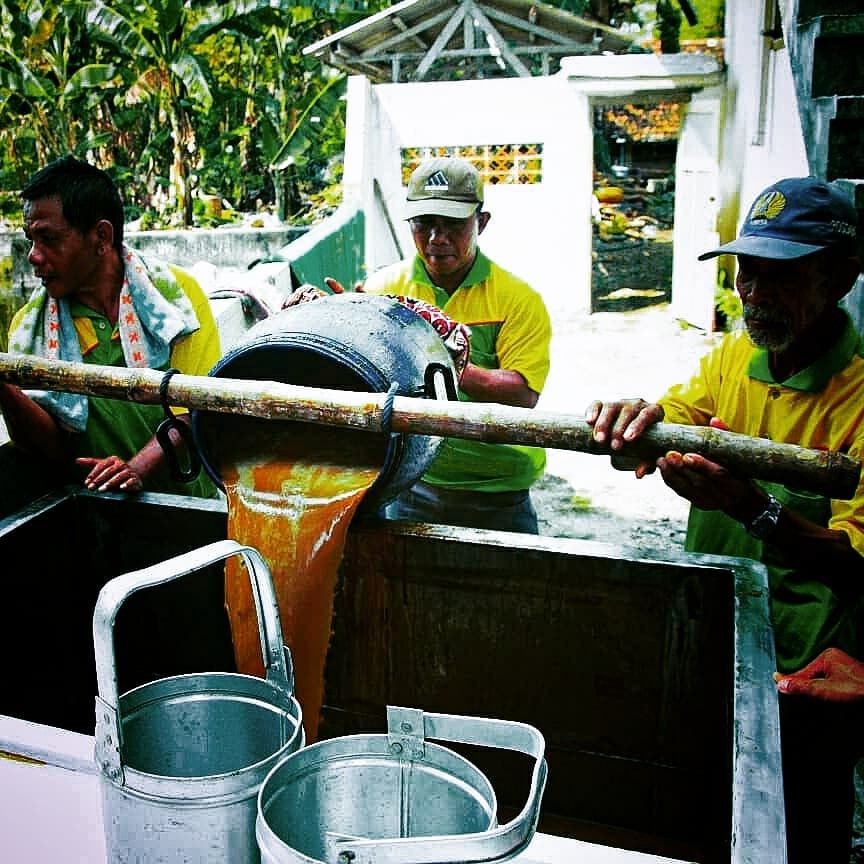 Proses pembuatan kolak ayam khas Gersik (Instagram/aditongel)