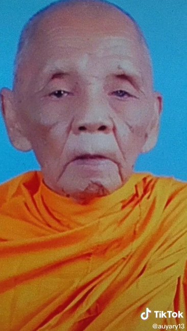 Luang Pho Yai alias Luang Ta, biksu asal Thailand berumur 110 tahun. (TikTok/@auyary13)