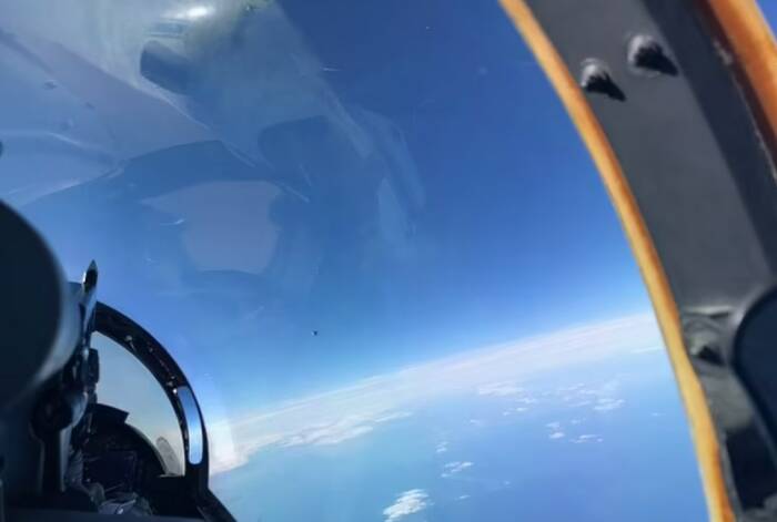 Penampakan UFO dari pilot F-18 dari ketinggian 30,000 - 35,000 kaki. (Foto/uaptf via Daily Mail)/
