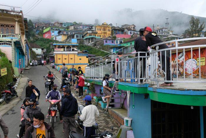 Sejumlah wisatawan berada di tempat wisata Dusun Butuh, Temanggung, Kaliangkrik, Magelang, Jawa Tengah, Rabu (7/4/2021). (ANTARA/Anis Efizudin)