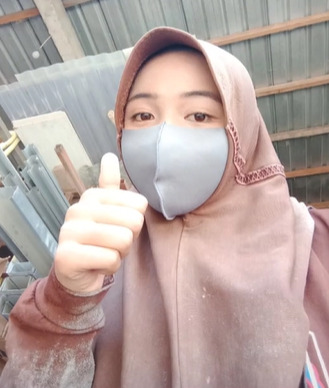 Nur Halisa, gadis remaja cantik berhijab yang bekerja sebagai kuli angkat semen. (TikTok/@nrhlisa25_)