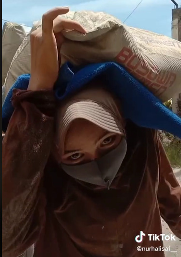 Nur Halisa, gadis remaja cantik berhijab yang bekerja sebagai kuli angkat semen. (TikTok/@nrhlisa25_)