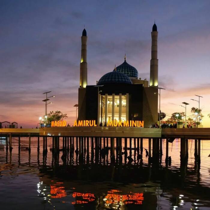 Masjid Terapung di Makassar (Instagram/astonmakassar)