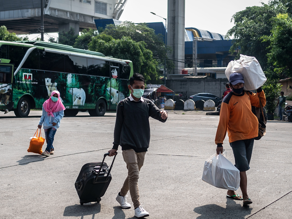 Calon penumpang berjalan menuju bus antarkota antarprovinsi (AKAP) di Terminal Kampung Rambutan, Jakarta, Senin (11/4/2022). (ANTARA/Aprilio Akbar)