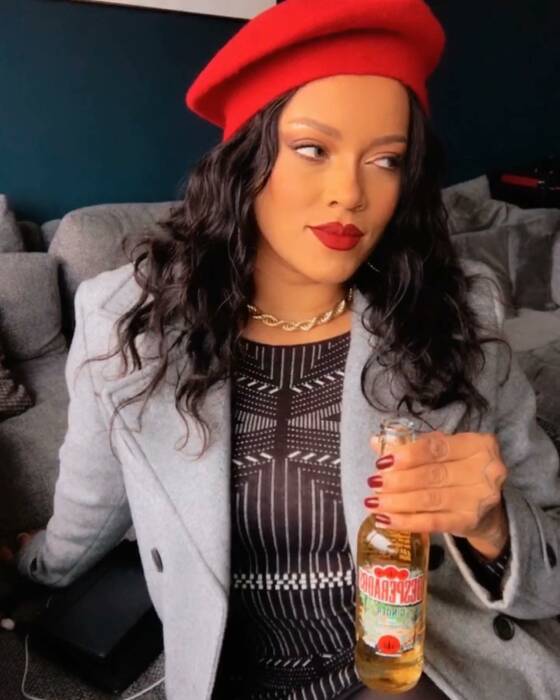 wanita mirip rihanna.