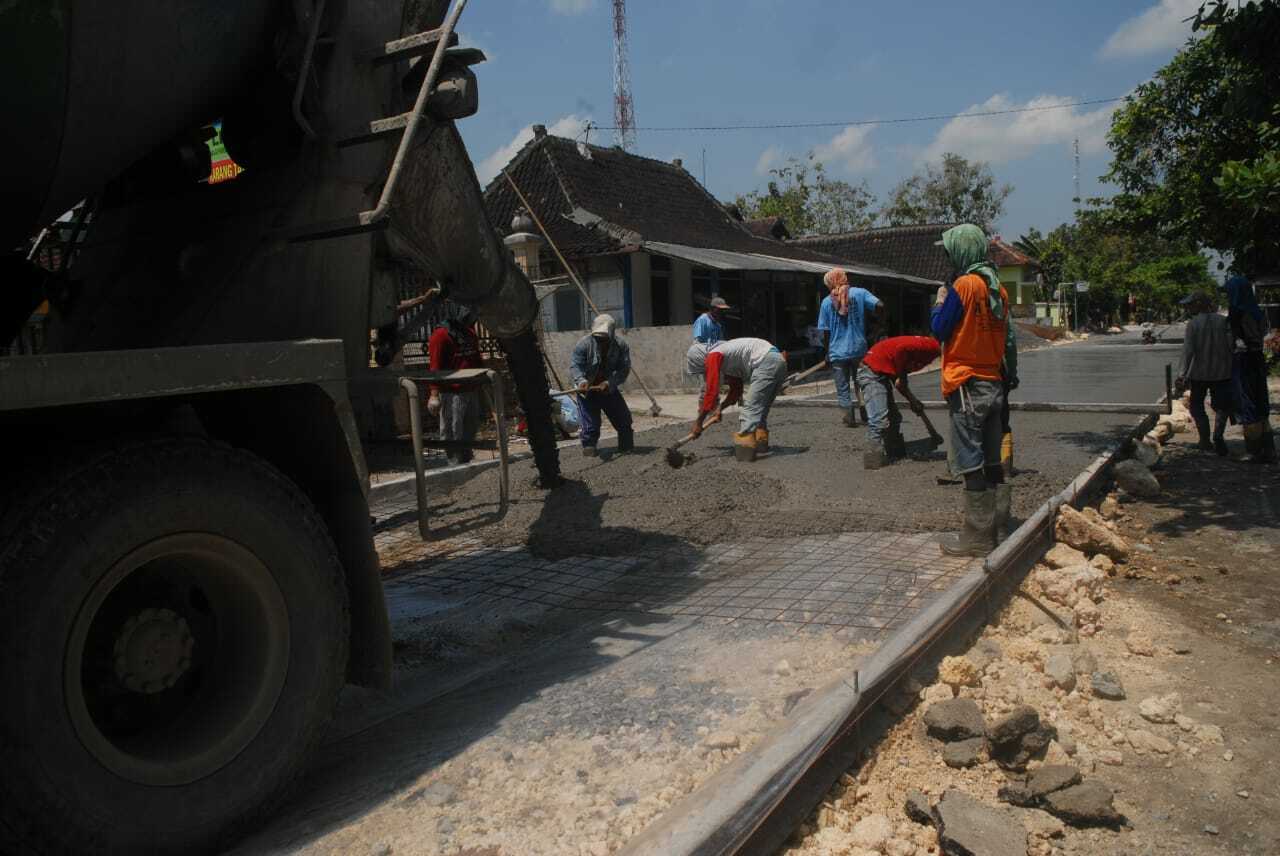 Jalan Desa Jetis diperbaiki pengusaha properti. (Gholib/IDZ Creators) pengusaha