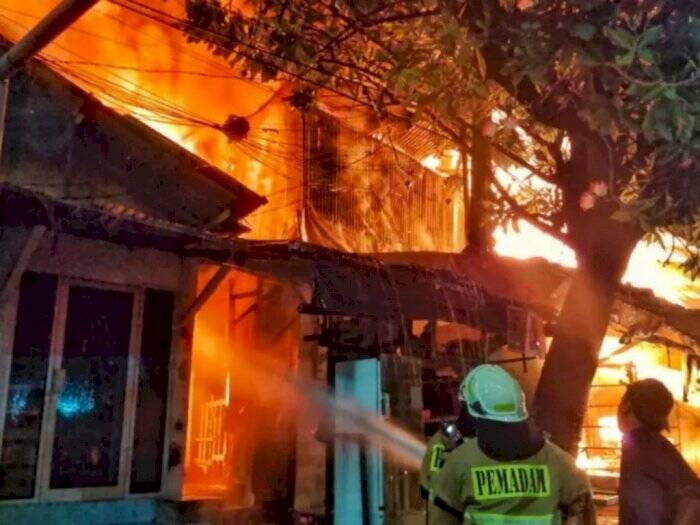 Petugas pemadam kebakaran memadamkan kebakaran bangunan rumah yang terjadi di kawasan Pasar Gembrong, Jatinegara, Jakarta Timur, Minggu (24/4/2022) (Instagram/@damkarjakartatimur)