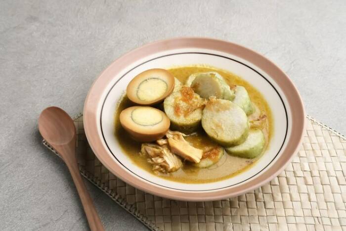  Lontong opor ayam. (Freepik/tyasindayanti)