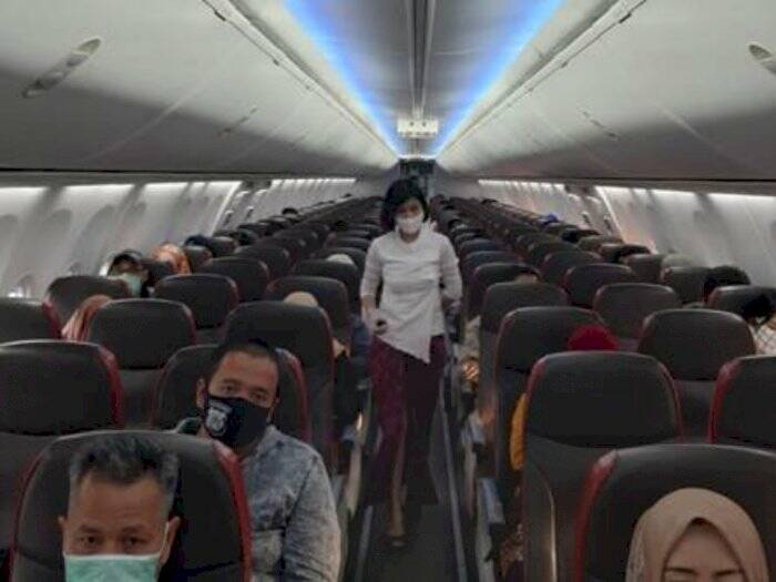 Pramugari Lion Air mengecek jumlah penumpang. (Foto: Humas Lion Air)