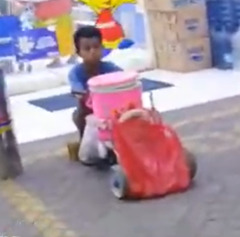 Husein, bocah penjual es dawet di Buduran, Sidoarjo. (YouTube Rizkey Kentang)