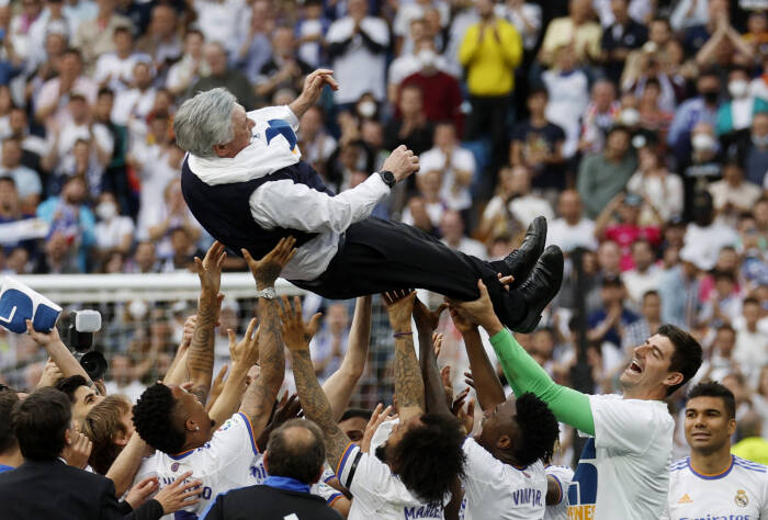 Kegembiraan para pemain Real Madrid dengan pelatih Carlo Ancelotti ke udara. (REUTERS/Susana Vera)