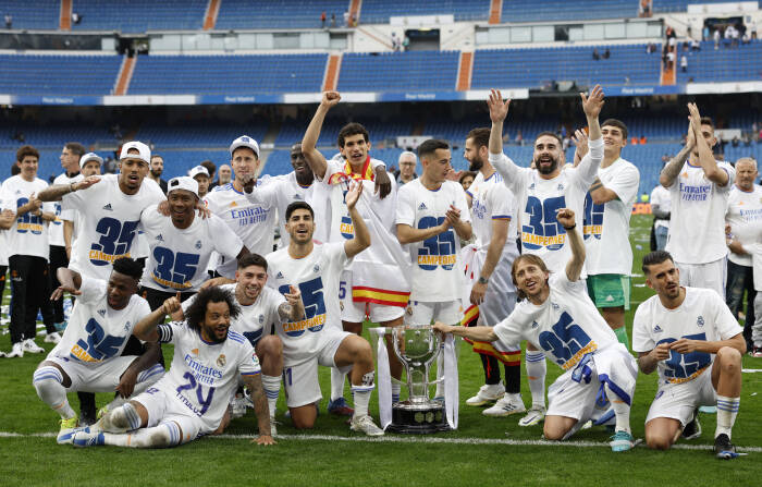 Para pemain Real Madrid berfoto bersama trofi LaLiga. (REUTERS/Susana Vera)
