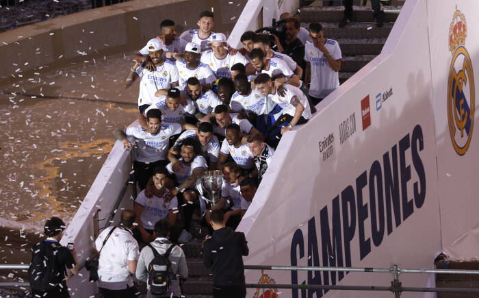 Para pemain Real Madrid merayakan kemenangan di atas bus yang akan berkeliling di pusat kota. (REUTERS/Susana Vera)