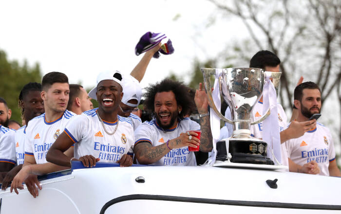 Para pemain Real Madrid memamerkan trofi LaLiga ke penggemar di pusat kota. (REUTERS/Isabel Infantes)