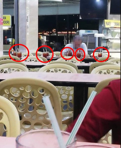 Pria tua memesan makanan untuk 8 orang, namun makan sendirian. (Facebook/ZAYAN)