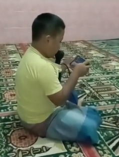 Seorang bocah ikut takbiran sambil bermain game online. (Twitter/@Zubairi Djoerban)