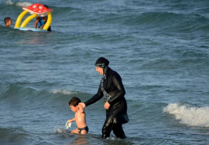 Seorang wanita sedang mengenakan burkini di pantai. (FETHI BELAID/AFP/Getty Images)