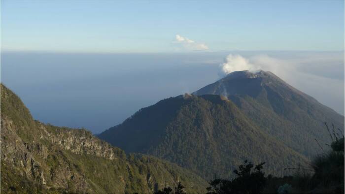 Daftar Gunung Tertinggi Di Pulau Jawa, Diminati Para Pendaki! | News+ ...