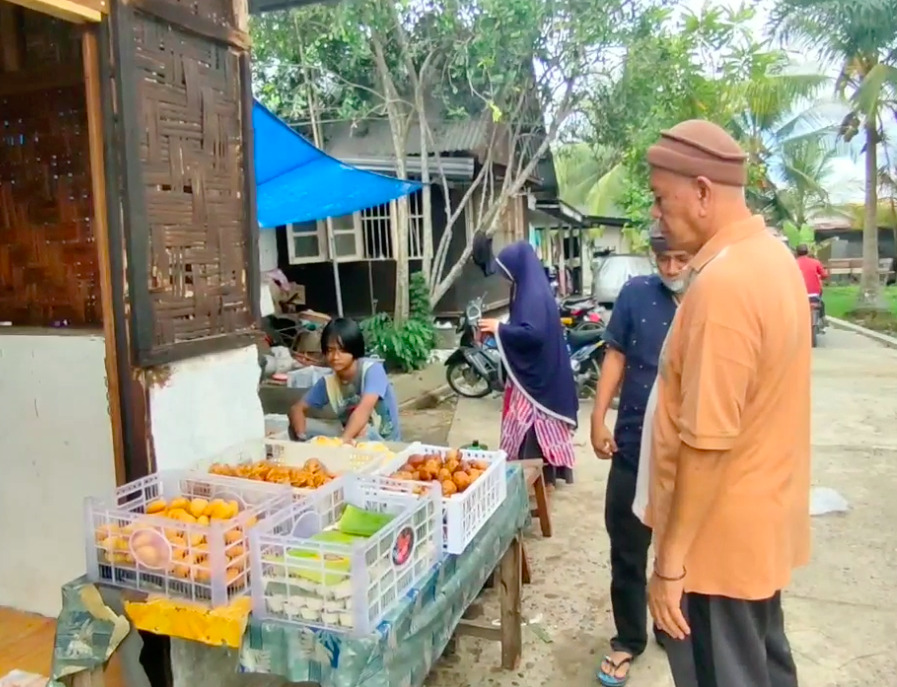 Pembeli kue Aca dari berbagai daerah dan kota (Muhammad Hijrah/IDZ Creators) pedagang kue melayu