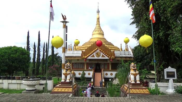 pagoda pertama di indonesia